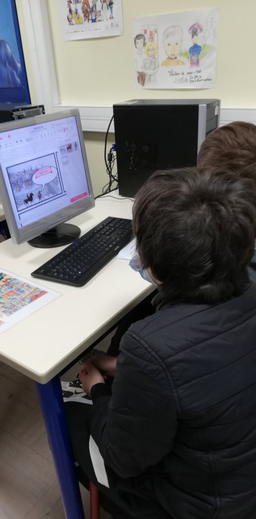 Les élèves au CDI réalisent la BD sur les ordinateurs