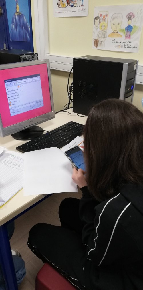 Les élèves au CDI réalisent la BD sur les ordinateurs