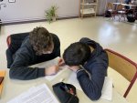 Elèves sélectionnant les informations qui seront exploitées dans la balade contée.