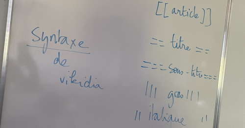 En intégrant directement quelques éléments de syntaxe Vikidia, les élèves facilitent le processur de publication