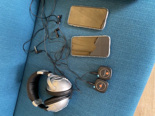  2 iPhones, un micro-cravate, un répartiteur double microphone et un casque stéréo