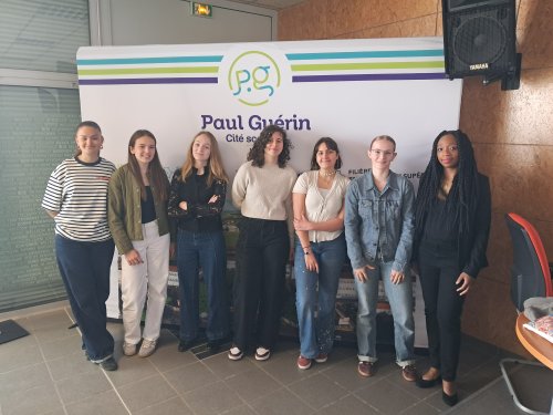 Photo de groupe des élèves de l'atelier maths avec Mme Ayi