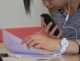 Elève de lycée s'enregistrant avec son téléphone