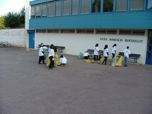 Ramassage des déchets devant le lycée