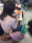 une élève avec son smartphone