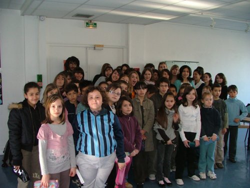 la classe de l'école J. Ferry de Châtelleraut accompagnée d'élèves de secondes 1 et 9 du lycée M. Berthelot de Châtellerault